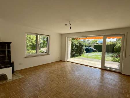 Wohnzimmer mit Kachelofen - Etagenwohnung in 82340 Feldafing mit 95m² mieten