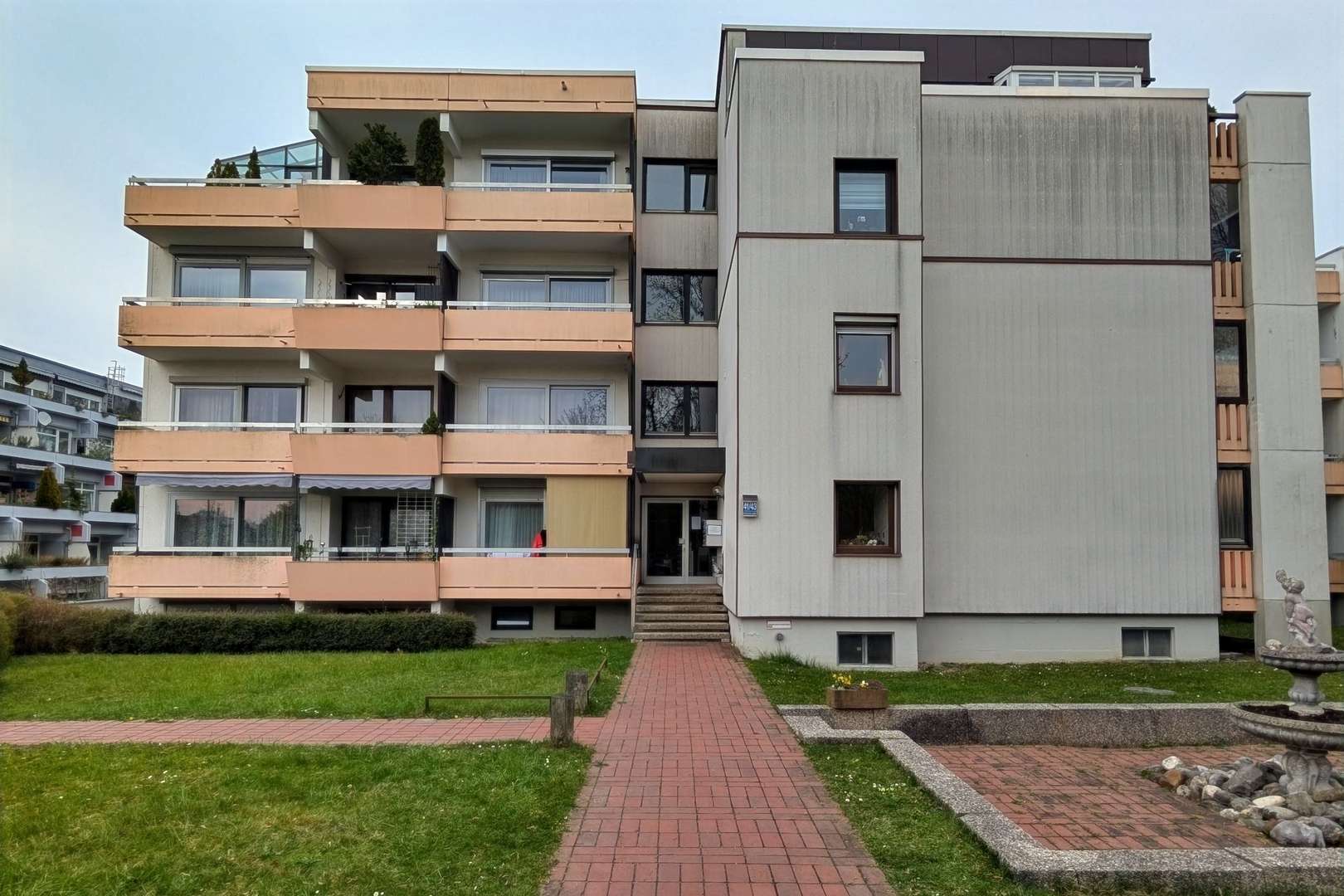 Vorderseite Gebäude - Etagenwohnung in 85521 Ottobrunn mit 32m² kaufen