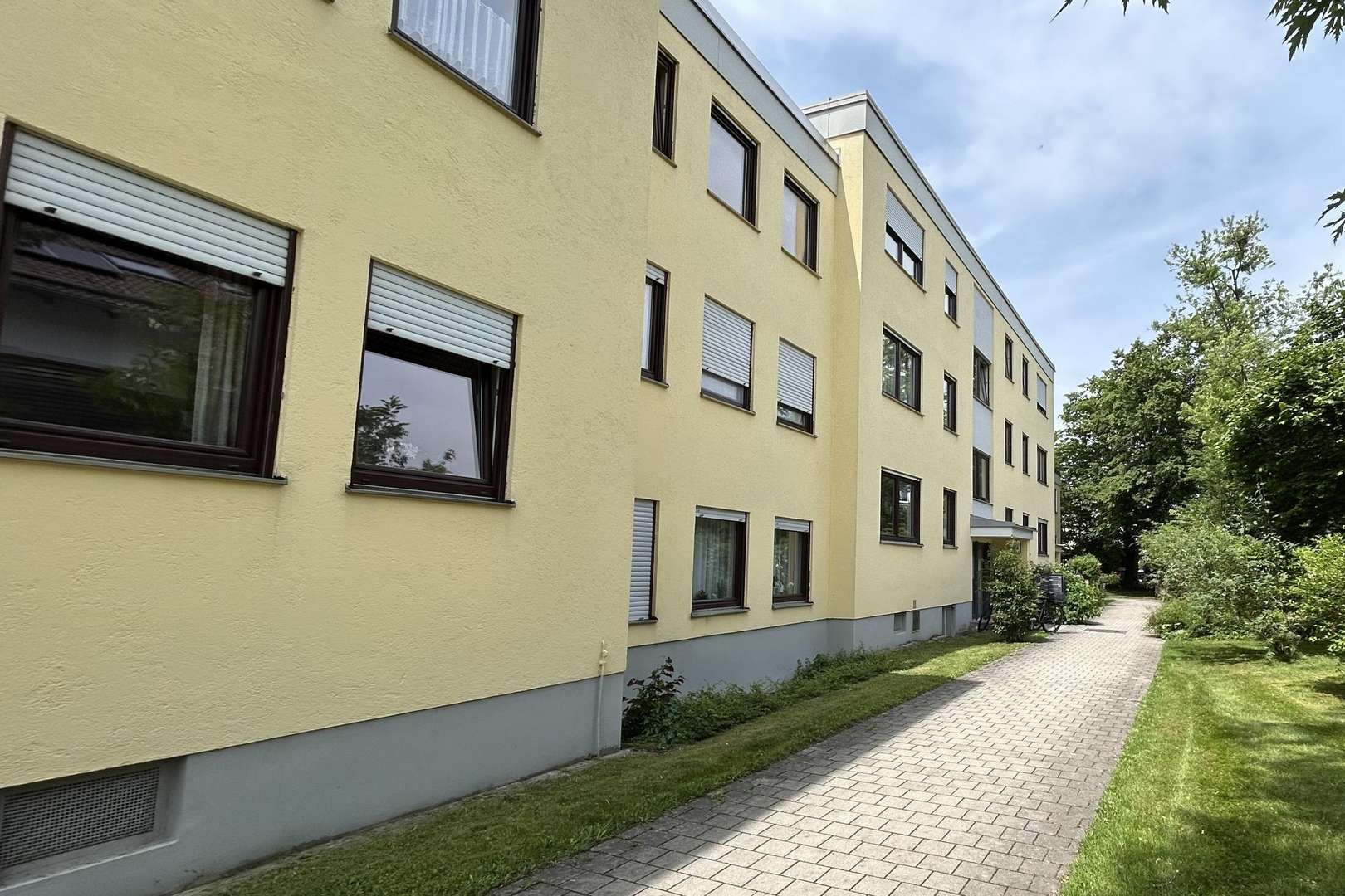 Außenansicht - Etagenwohnung in 82152 Krailling mit 62m² kaufen