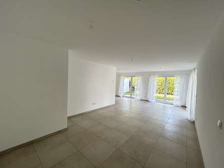 Blick aus der Küche - Doppelhaushälfte in 82131 Gauting mit 142m² kaufen