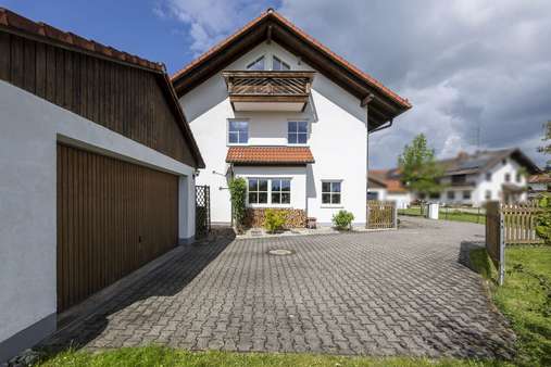 Vorplatz Garage - Doppelhaushälfte in 85658 Egmating mit 170m² kaufen