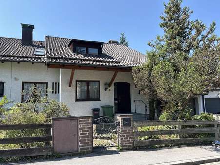 Hauseingangsseite - Doppelhaushälfte in 82031 Grünwald mit 160m² kaufen