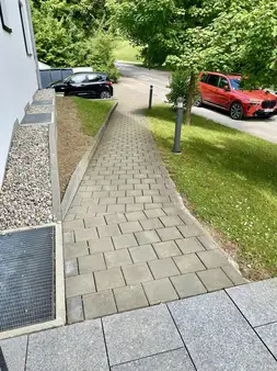 Große Wohnung mit eigenem Garten