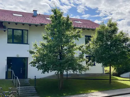 Große Wohnung mit eigenem Garten