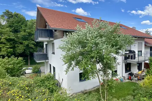 Große Wohnung mit eigenem Garten