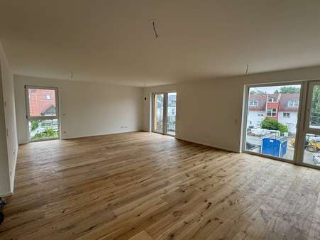 Wohnzimmer - Etagenwohnung in 85757 Karlsfeld mit 116m² mieten