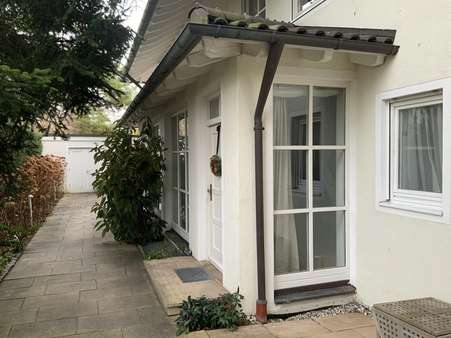 mit Blick zur Garage mit Blick zur Garage - Doppelhaushälfte in 82031 Grünwald mit 167m² kaufen