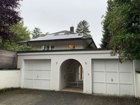 Straßenseite Straßenseite - Doppelhaushälfte in 82031 Grünwald mit 167m² kaufen