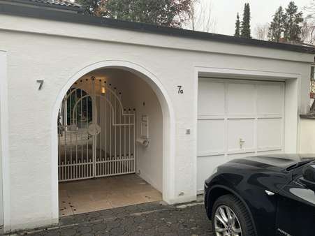 Zugang mit Garage Zugang mit Garage - Doppelhaushälfte in 82031 Grünwald mit 167m² kaufen
