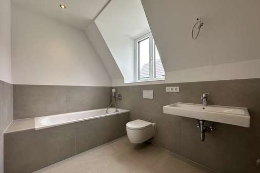 Bad mit Wanne und Dusche - Maisonette-Wohnung in 81545 München mit 110m² mieten