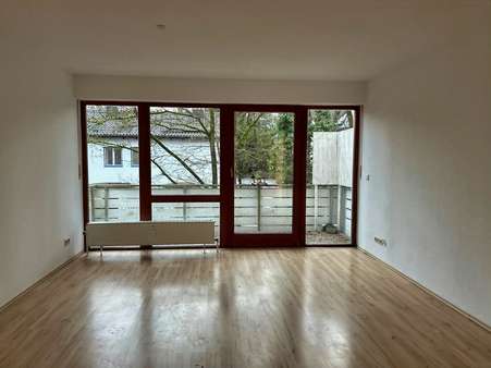 Wohnzimmer mit großem Balkon - Etagenwohnung in 81479 München mit 63m² kaufen