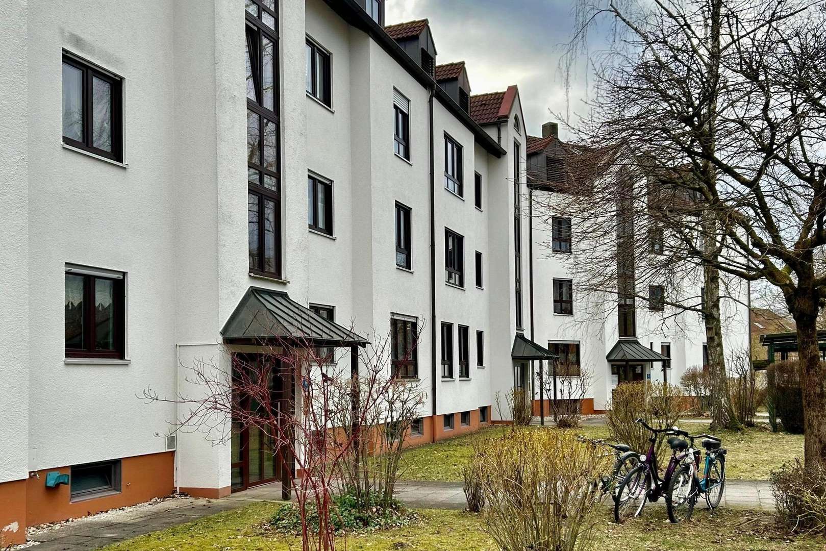 Haus Vorderseite - Erdgeschosswohnung in 85716 Unterschleißheim mit 61m² kaufen
