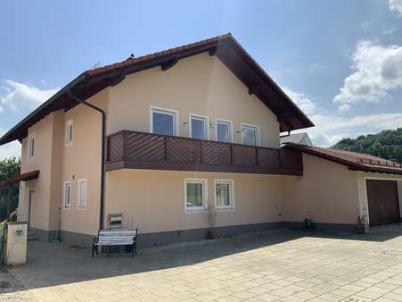 Eingangsseite mit Garage - Einfamilienhaus in 83620 Feldkirchen-Westerham mit 260m² kaufen