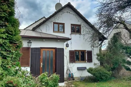 Kleine, charmante Doppelhaushälfte mit schönem Garten 