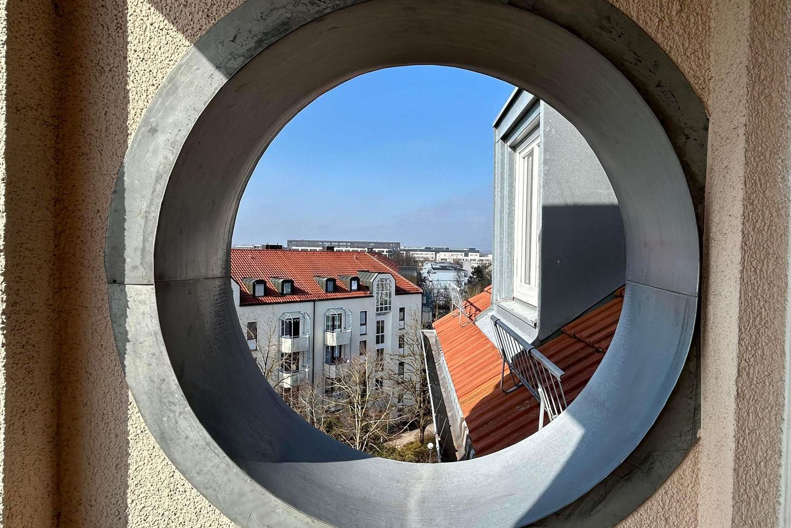 Blick aus Bullauge Balkon - Etagenwohnung in 85716 Unterschleißheim mit 49m² kaufen