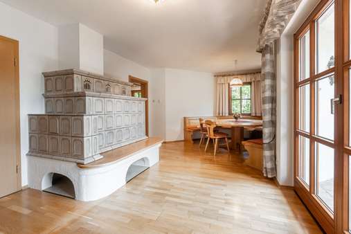 Wohnzimmer mit Erker Wohnzimmer mit Erker - Einfamilienhaus in 82237 Wörthsee mit 208m² kaufen