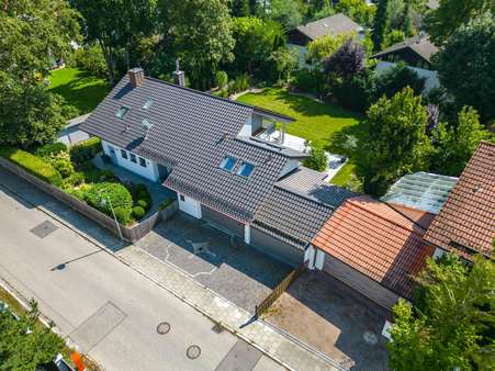 von oben - Villa in 85598 Baldham mit 330m² kaufen