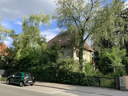 Stilvolles, renovierungsbedürftiges  Einfamilienhaus in Grünwald  