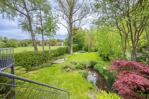 Blick in den schönen Garten - Einfamilienhaus in 86949 Windach mit 306m² kaufen