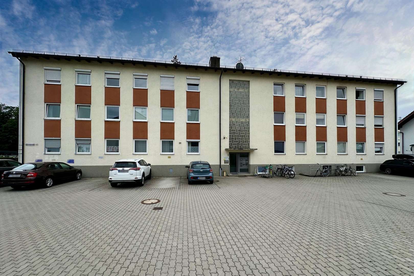 Hausansicht - Erdgeschosswohnung in 85757 Karlsfeld mit 53m² kaufen