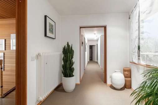 Flur zu den Schlafzimmern - Bungalow in 82229 Seefeld mit 130m² kaufen