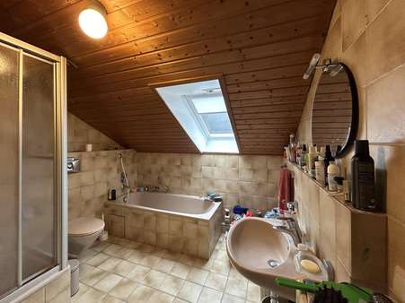 Badezimmer - Dachgeschosswohnung in 82131 Gauting mit 71m² kaufen