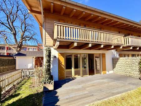 Hausansicht mit Terrasse - Doppelhaushälfte in 82467 Garmisch-Partenkirchen mit 127m² kaufen