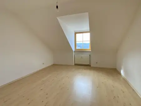 Großzügige 3 Zimmer Dachgeschosswohnung mit Balkon