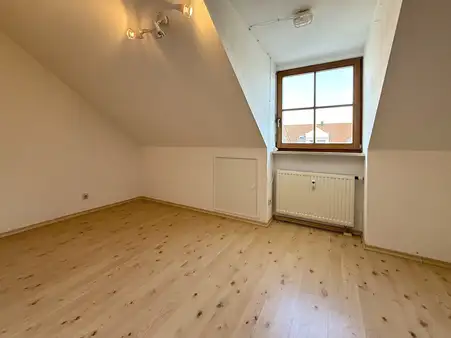 Großzügige 3 Zimmer Dachgeschosswohnung mit Balkon