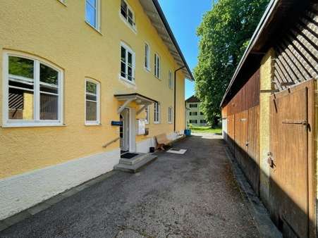 rechts Nebengebäude - Mehrfamilienhaus in 82362 Weilheim mit 379m² kaufen