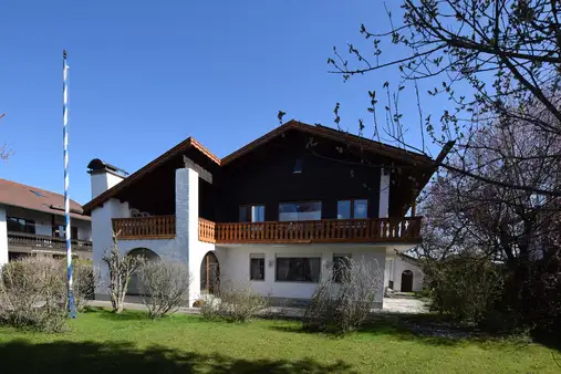 Attraktives Zweifamilienhaus mit großem Garten in ruhiger Lage