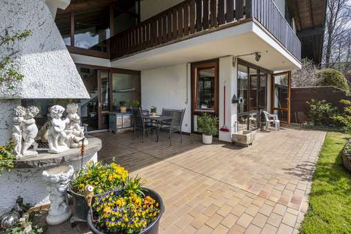 große Terrasse, teilweise überdacht - Doppelhaushälfte in 86956 Schongau mit 221m² kaufen