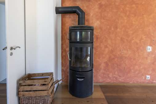 Holzofen im Wohnzimmer EG - Zweifamilienhaus in 82418 Murnau mit 152m² kaufen