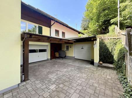 Hofseite mit Garagen - Doppelhaushälfte in 86934 Reichling mit 313m² kaufen