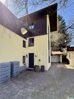 Rückseite mit Treppenaufgang - Doppelhaushälfte in 86934 Reichling mit 313m² kaufen