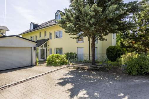 Hausansicht von der Straße Hausansicht von der Straße - Erdgeschosswohnung in 82327 Tutzing mit 109m² kaufen
