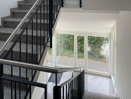 Treppenhaus - Etagenwohnung in 82327 Tutzing mit 109m² kaufen