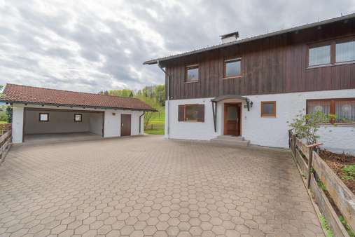 Vorplatz/Stellplätze - Doppelhaushälfte in 82439 Großweil mit 138m² kaufen