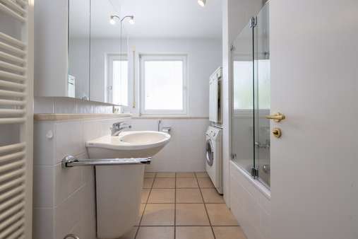 Badezimmer mit Wanne und Waschmaschinenanschluss Badezimmer mit Wanne und Waschmaschinenanschluss - Etagenwohnung in 82327 Tutzing mit 122m² kaufen
