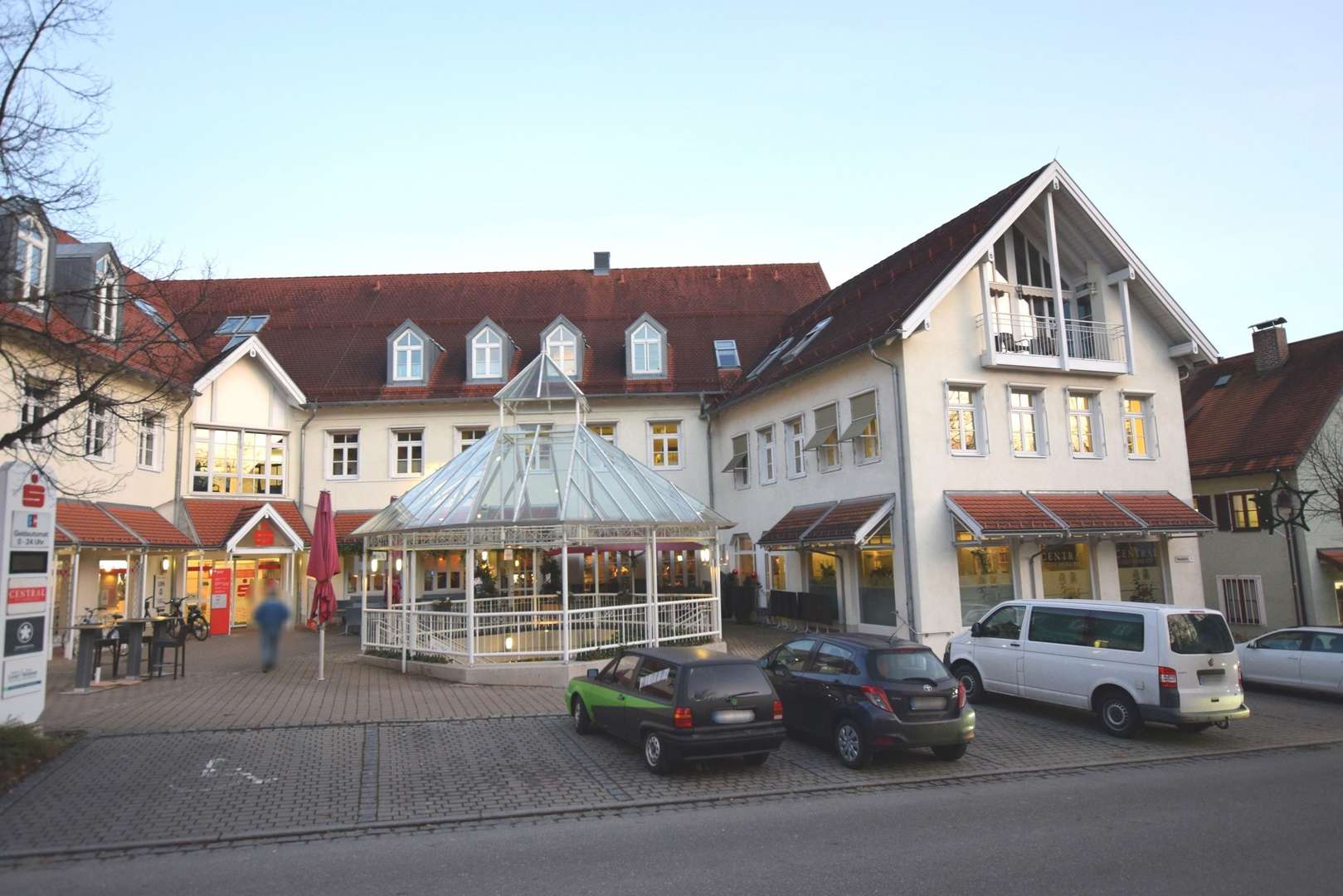 Außenansicht Gesamtgebäude Außenansicht Gesamtgebäude - Dachgeschosswohnung in 86971 Peiting mit 92m² mieten