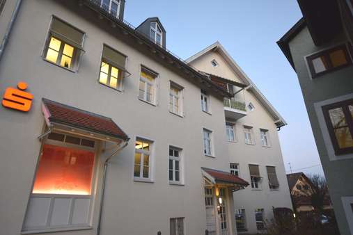 Seitenansicht Gebäude Seitenansicht Gebäude - Dachgeschosswohnung in 86971 Peiting mit 92m² mieten
