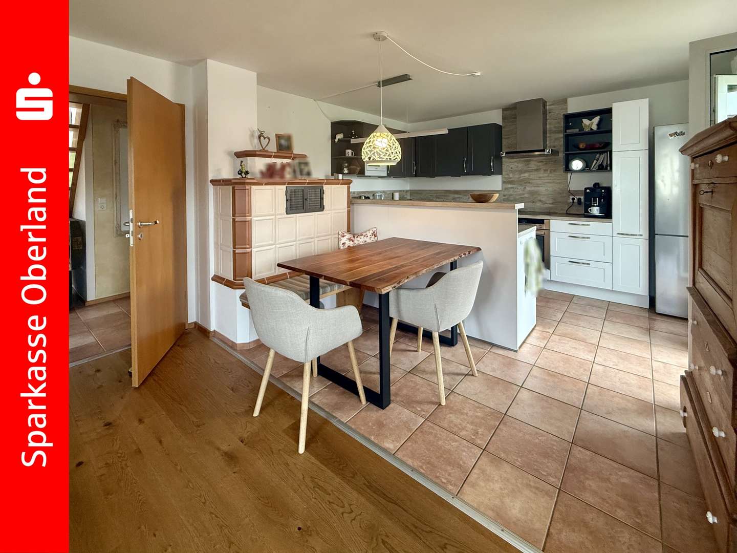 Gemütlicher Essbereich mit Kachelofen und Küche Gemütlicher Essbereich mit Kachelofen und Küche - Maisonette-Wohnung in 86956 Schongau mit 98m² kaufen