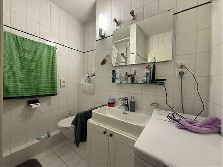 Badezimmer mit Dusche und Waschmaschine Badezimmer mit Dusche und Waschmaschine - Etagenwohnung in 82377 Penzberg mit 44m² kaufen