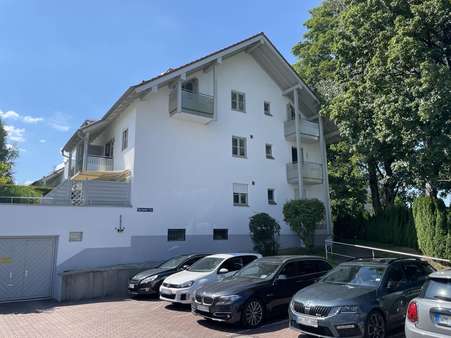Ostansicht mit Parkplatz - Etagenwohnung in 86956 Schongau mit 60m² kaufen