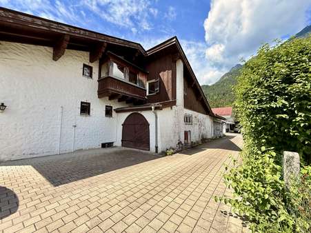 Hausansicht Nord mit Garage Hausansicht Nord mit Garage - Zweifamilienhaus in 82467 Garmisch-Partenkirchen mit 204m² kaufen