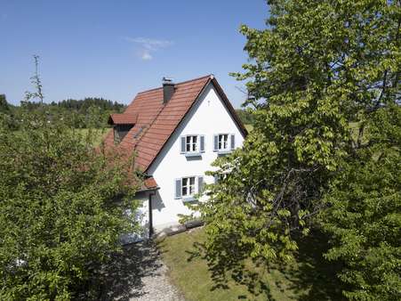Ost-Ansicht Althaus Drohne Ost-Ansicht Althaus Drohne - Landhaus in 83670 Bad Heilbrunn mit 293m² kaufen