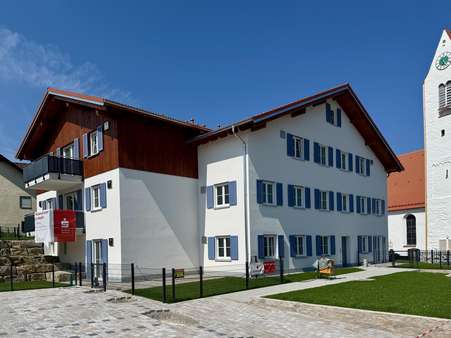 Ansicht Süd-Ost mit Kirchturm Ansicht Süd-Ost mit Kirchturm - Erdgeschosswohnung in 87651 Bidingen mit 81m² kaufen