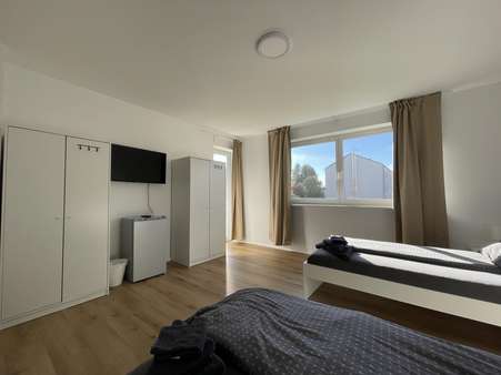 Wohnzimmer (aktuell Doppelzimmer Wohnzimmer (aktuell Doppelzimmer - Etagenwohnung in 86956 Schongau mit 66m² kaufen