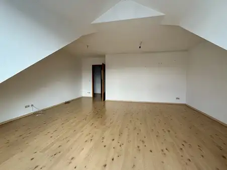 Helle 3 Zimmer Dachgeschosswohnung mit Balkon