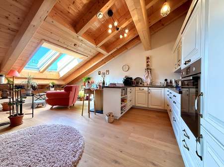 Küche und Essbereich Küche und Essbereich - Dachgeschosswohnung in 82467 Garmisch-Partenkirchen mit 70m² kaufen